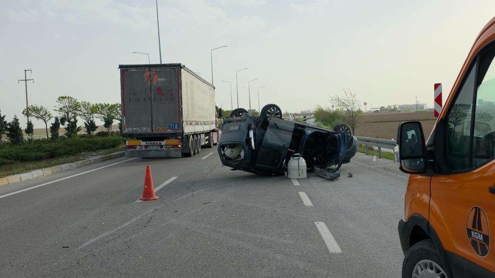 Konya yolunda korkutan kaza! Otomobil takla attı, 2 yaralı var 2